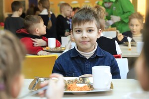 Международные стандарты и меню на детский вкус: в Днепре в одной из школ запустили пилотный проект свободного выбора блюд фото 8