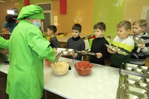 Международные стандарты и меню на детский вкус: в Днепре в одной из школ запустили пилотный проект свободного выбора блюд фото 13