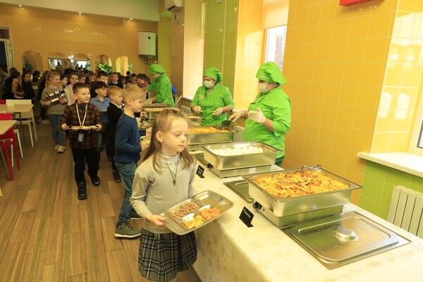 Международные стандарты и меню на детский вкус: в Днепре в одной из школ запустили пилотный проект свободного выбора блюд фото 15