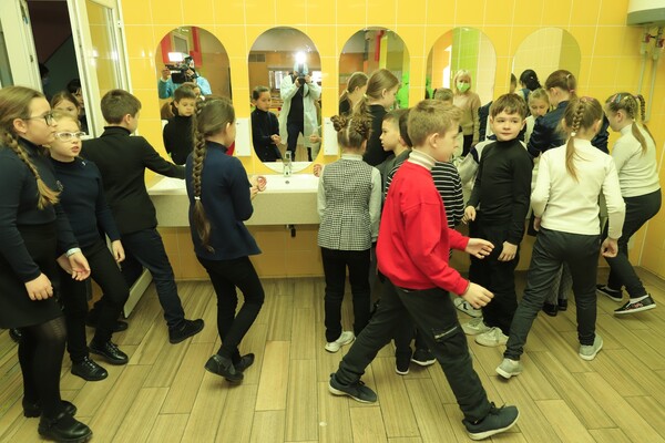 Международные стандарты и меню на детский вкус: в Днепре в одной из школ запустили пилотный проект свободного выбора блюд фото 19