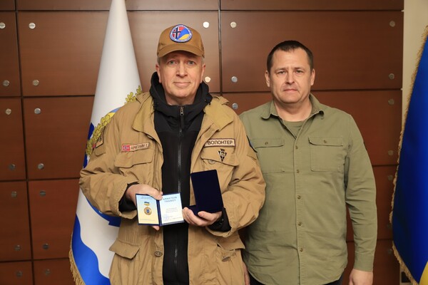 Мер Дніпра нагородив норвезького волонтера, який уже 8 років допомагає українським бійцям фото 1
