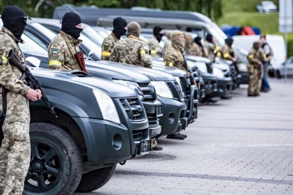 Терробороне Днепра передали 10 пикапов и 4 микроавтобуса фото