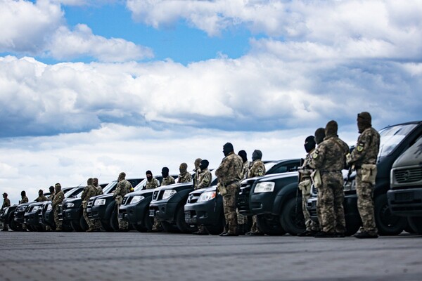 Терробороне Днепра передали 10 пикапов и 4 микроавтобуса фото 1
