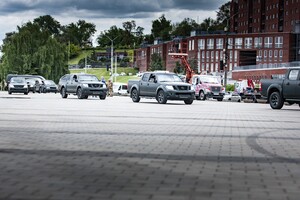 Терробороне Днепра передали 10 пикапов и 4 микроавтобуса фото 5