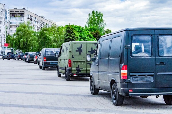 Терробороне Днепра передали 10 пикапов и 4 микроавтобуса фото 7