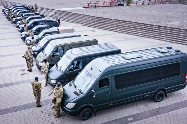 Терробороне Днепра передали 10 пикапов и 4 микроавтобуса фото 8