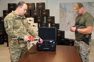Днепр передает военным 70 разведывательных дронов, приобретенных фондом TAPS и Штабом обороны Днепра фото