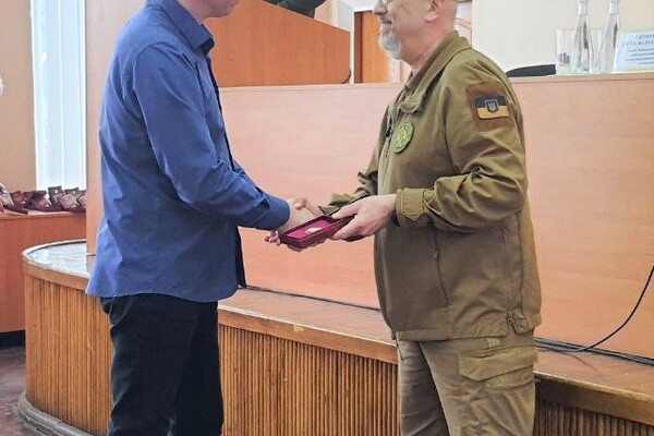 В Днепропетровскую область приехал министр обороны Резников фото