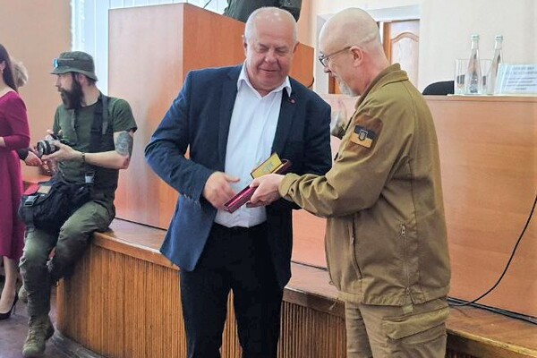 В Днепропетровскую область приехал министр обороны Резников фото 1