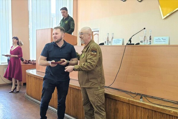 В Днепропетровскую область приехал министр обороны Резников фото 6