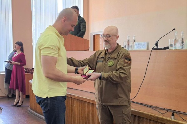 В Днепропетровскую область приехал министр обороны Резников фото 8