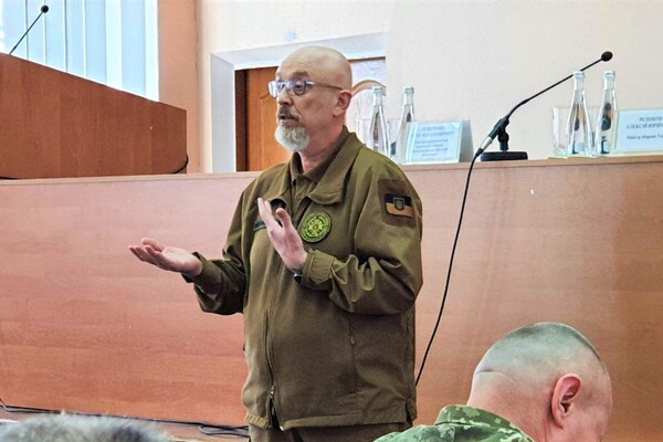В Днепропетровскую область приехал министр обороны Резников фото 10