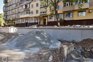 &quot;Буде тепер чисто, зручно і акуратно&quot;: мешканці найдовшого у Дніпрі будинку розповіли про ремонт у своїх дворах  фото 8