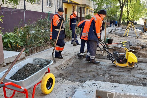 &quot;Буде тепер чисто, зручно і акуратно&quot;: мешканці найдовшого у Дніпрі будинку розповіли про ремонт у своїх дворах  фото 10