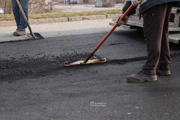 У Дніпрі стартував ремонт доріг гарячим асфальтуванням: де проводять роботи фото 8