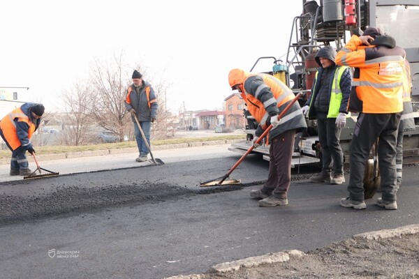 В Днепре стартовал ремонт дорог горячим асфальтированием: где проводятся работы фото 12